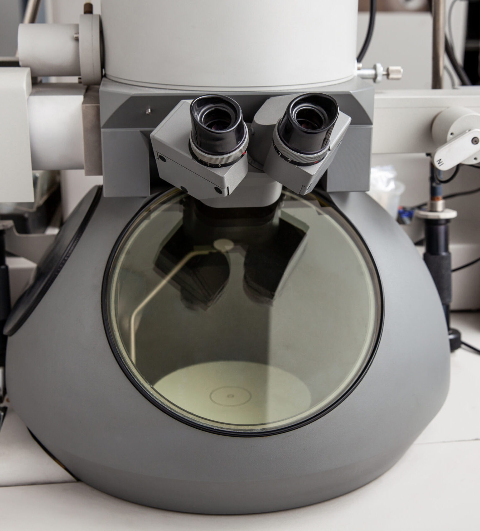 electron microscope in a scientific laboratory used for diagnosi